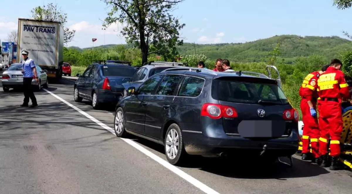 Accident pe DN 7. Cinci persoane, între care trei copii, au fost rănite