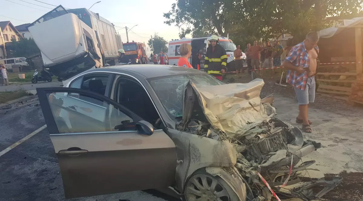 Un bărbat de 35 de ani a murit în județul Sibiu după ce a intrat cu mașina într-un tir. Traficul e blocat