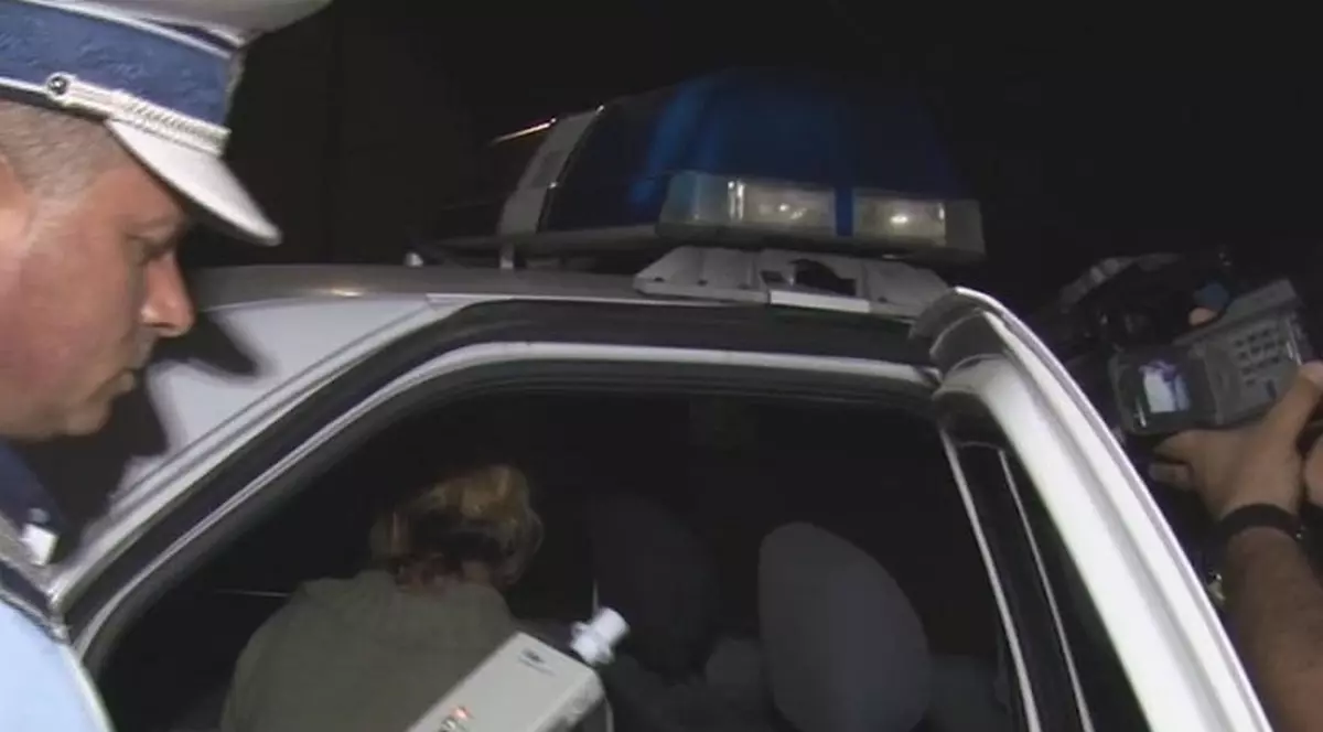 O femeie beată s-a urcat la volan. Și-a luat copiii cu ea!