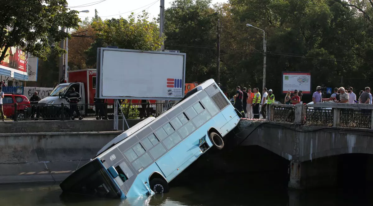 Un autobuz STB a căzut în Dâmbovița! O macara de mare tonaj, închiriată de Primărie pentru a-l scoate din râu