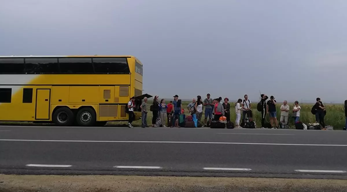Un autocar care transporta turiști spre litoralul Mării Negre a luat foc. „Vezi că mai iese fum!”