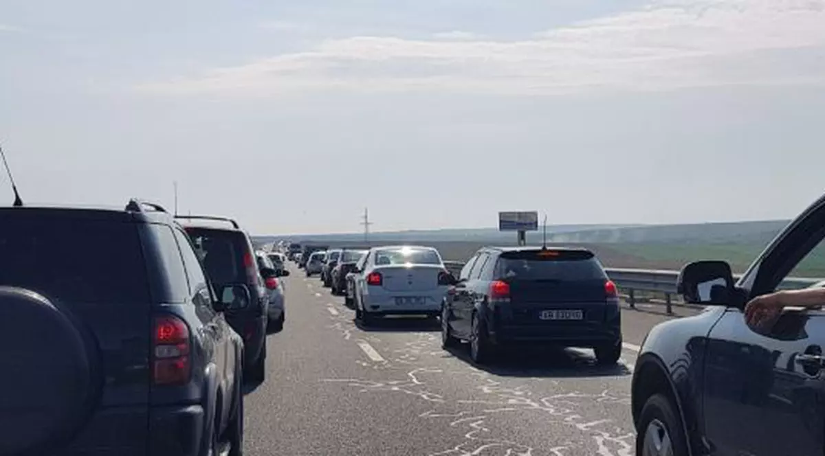 O mașină a luat foc pe Autostrada Soarelui. Traficul este restricționat