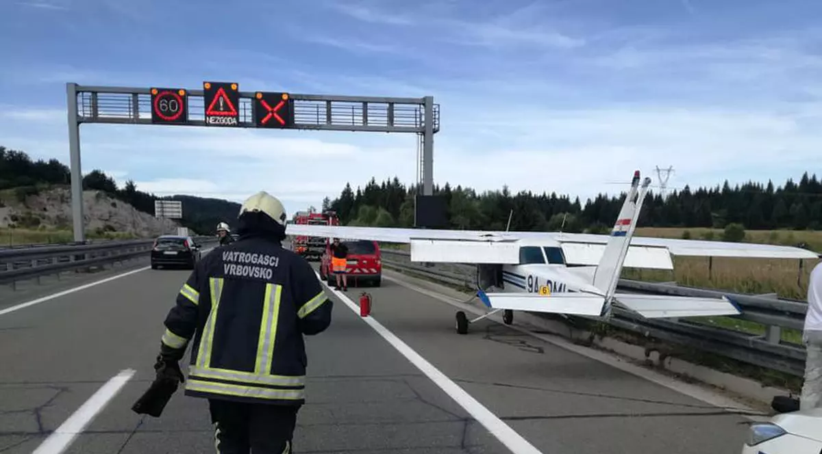 Un avion a aterizat de urgență pe o autostradă din Croația