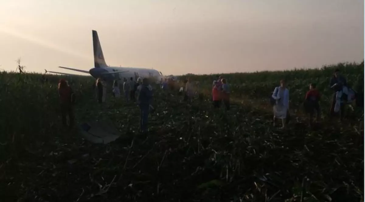 Avion cu peste 200 de pasageri a aterizat de urgență pe un câmp de lângă Moscova
