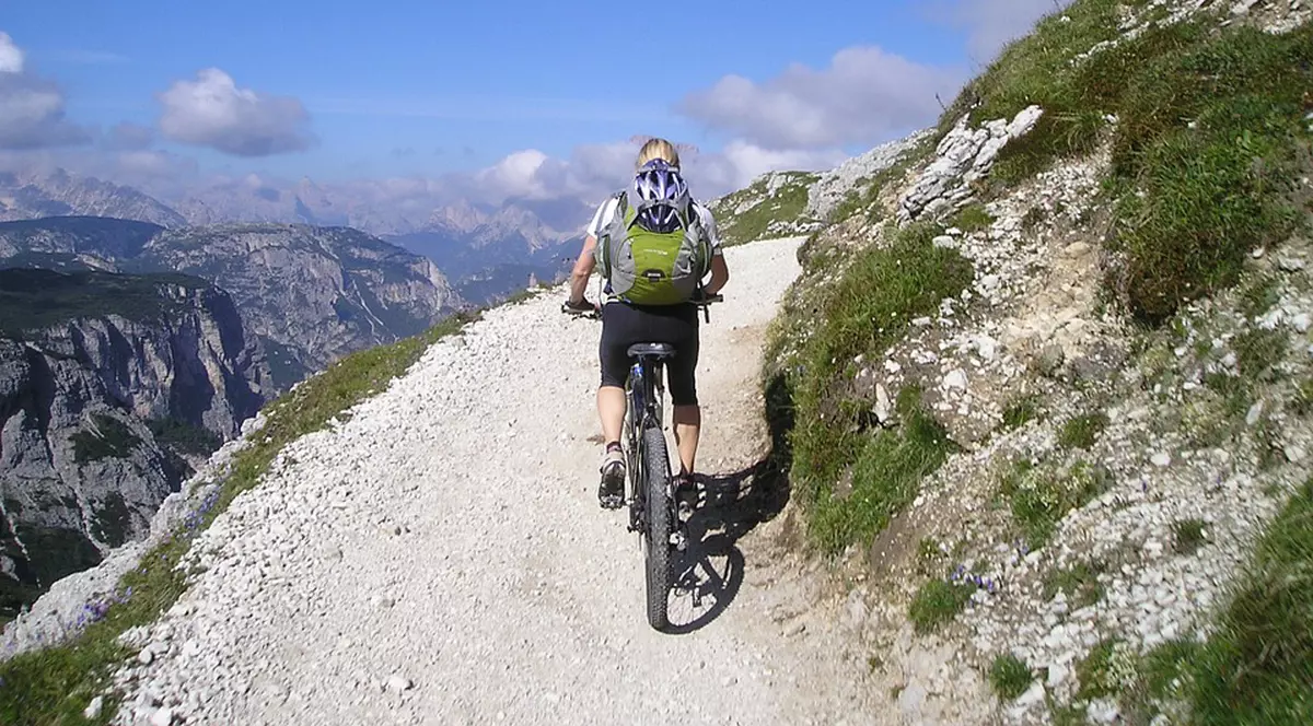 Chinezii au inventat bicicleta care merge singură; poate ocoli obstacolele și să ia curbele