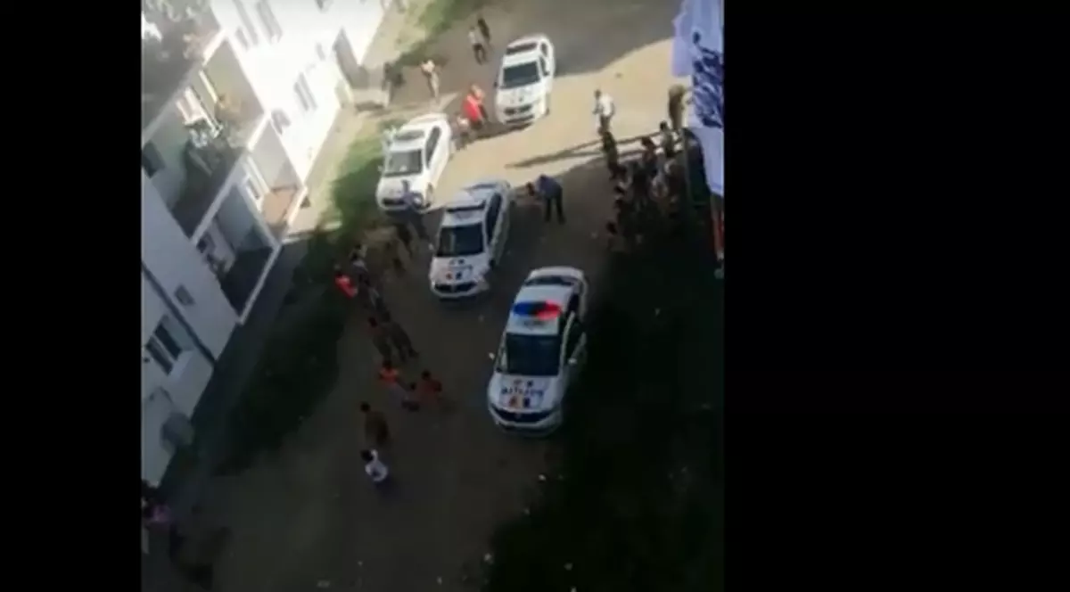 Polițiștii au fost chemați să rezolve un scandal, dar au fost atacați. Agresorul s-a automutilat în secția de poliție!