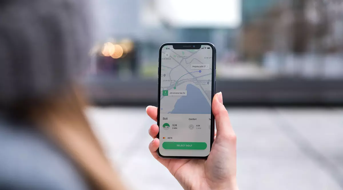 Bolt a primit autorizarea din partea Ministerului Transporturilor. Smartphone cu aplicația Bolt