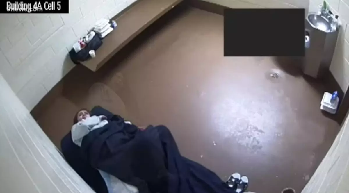 O deținută care a născut singură în celulă a dat în judecată închisoarea