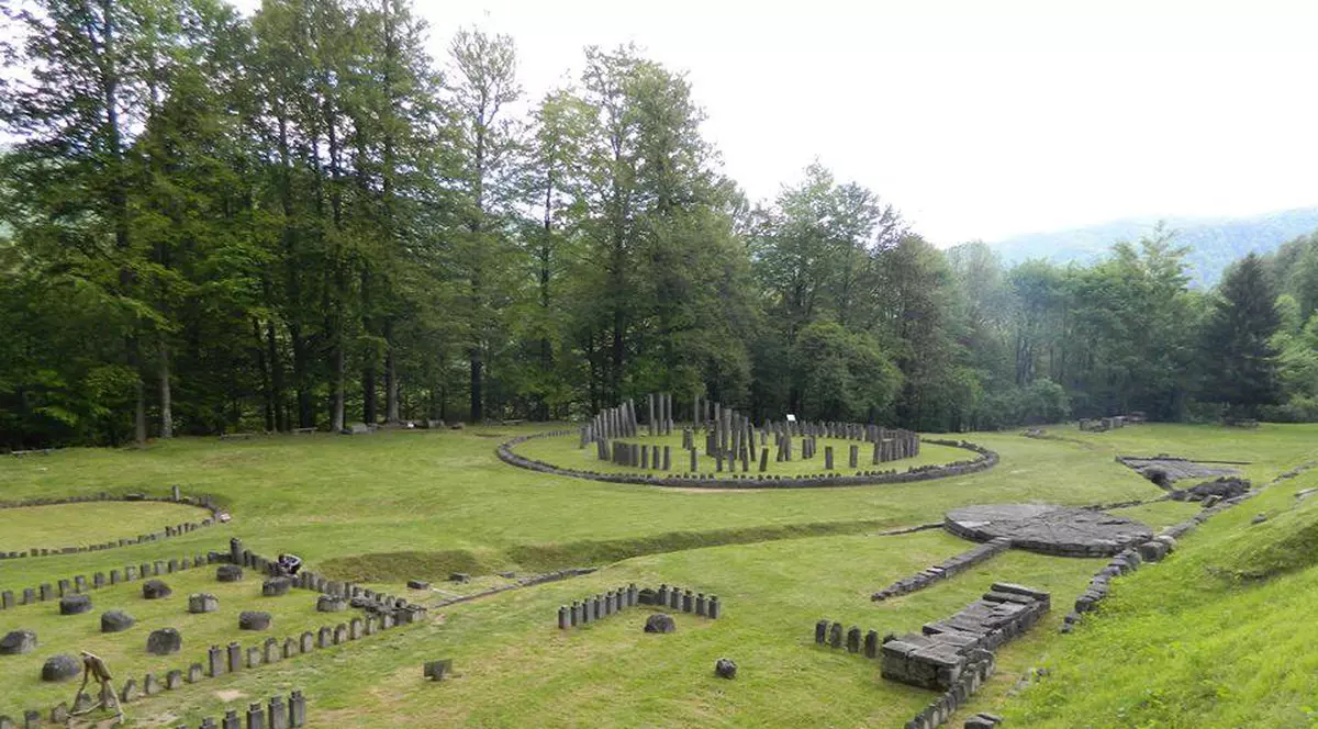 Agent de pază de la cetatea Sarmizegetusa Regia, ucis de fulger. Doi turiști, soț și soție, au fost răniți