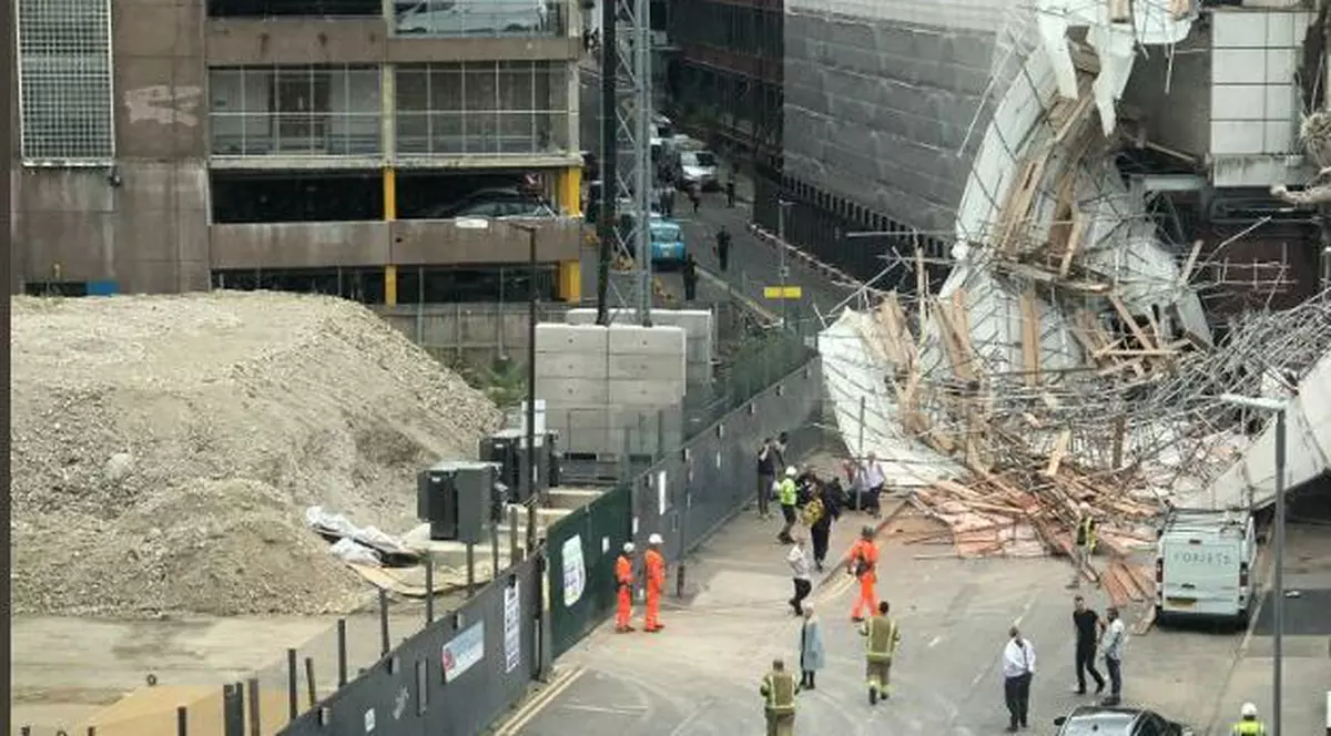 O clădire aflată în renovare s-a prăbuşit parţial în Marea Britanie. Doi oameni au fost răniți