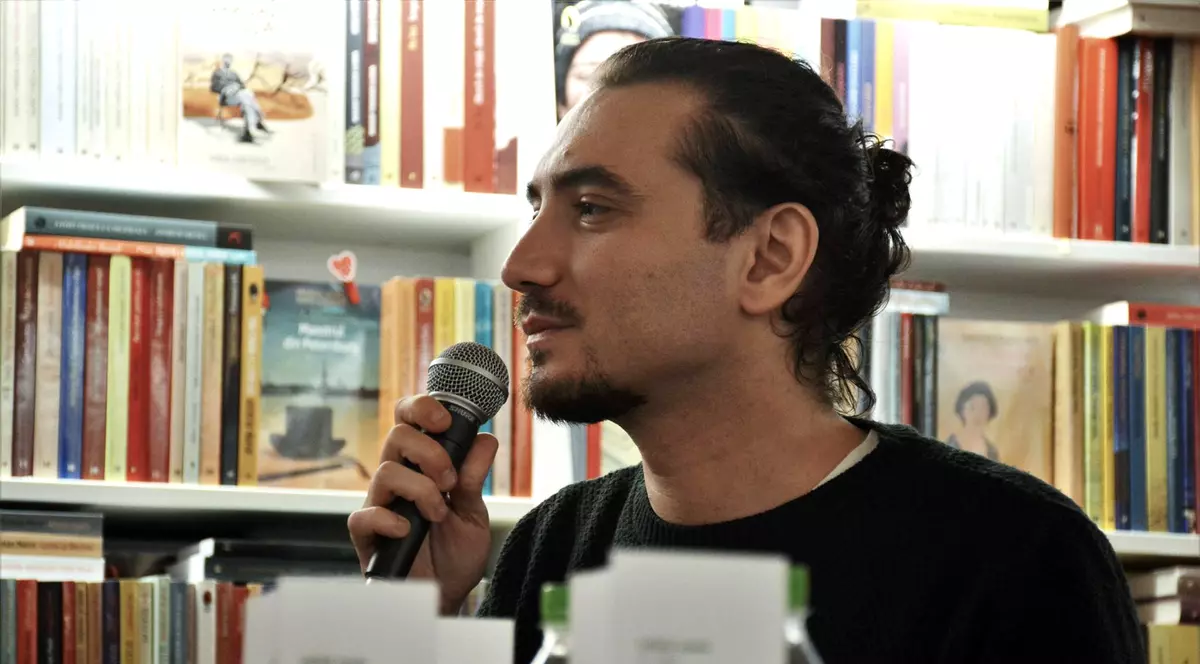 Suferința unui poet. Claudiu Komartin: „Nu are cum să nu te doară eșecul țării tale”