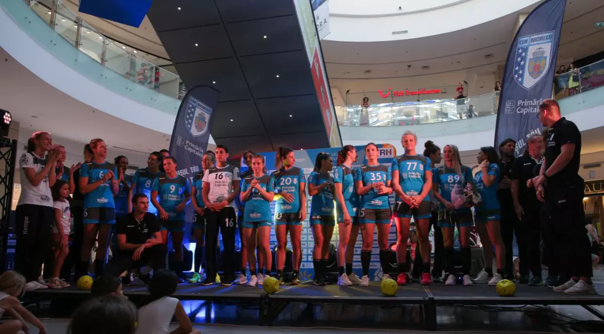 Echipa feminină de handbal CSM București și-a prezentat lotul pentru sezonul 2019-2020. Evenimentul a coincis cu aniversarea Laurei Chiper, care a împlinit 30 de ani