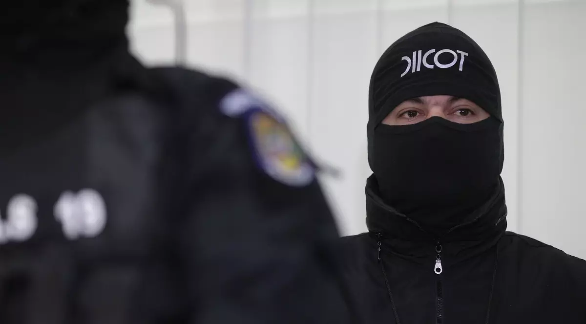 Angajat ISU, acuzat de DIICOT că ar face parte dintr-o rețea de cultivatori de cannabis