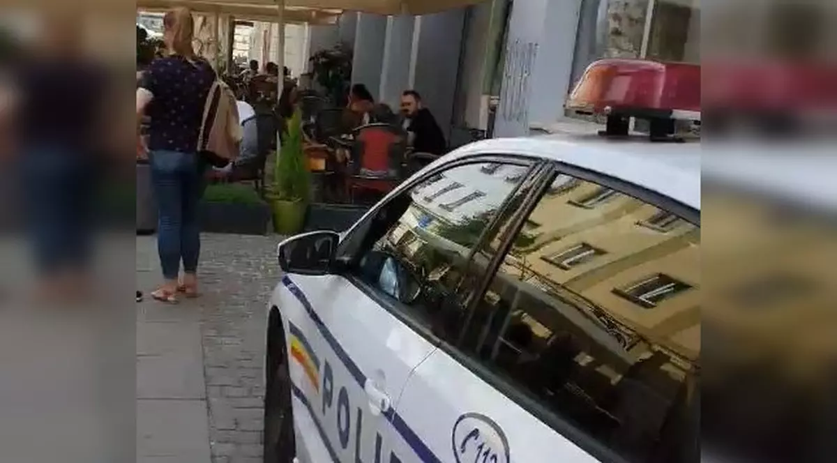 Doi polițiști din Timișoara au parcat mașina de serviciu într-o zonă pietonală