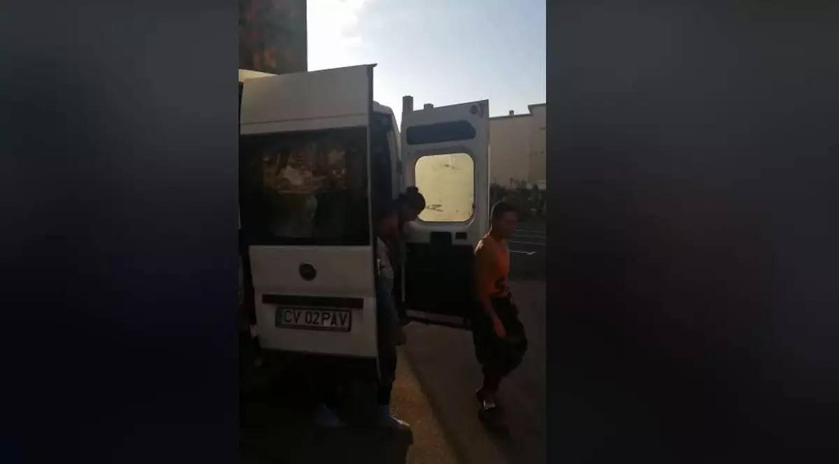 VIDEO | Aproape 50 de persoane transportate într-o dubiță de marfă: ”CFR Călători sunt amatori pe lângă ăsta”