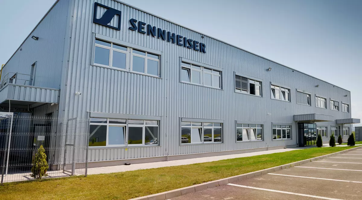 Seinheiser deschide oficial fabrica de căști de la Brașov. Imagine cu uzina și sigla Sennheiser