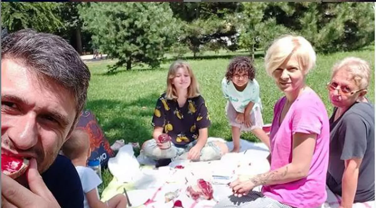 Copiii nu-i calcă pe urme lui Dragoș Bucur! Fata cea mare trage către fotografie, mezinul vrea să fie om de știință!