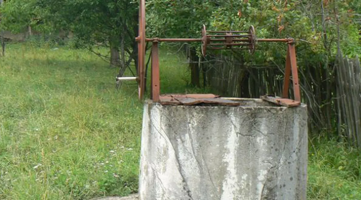 O mamă și copilul ei au murit după ce au căzut într-o fântână