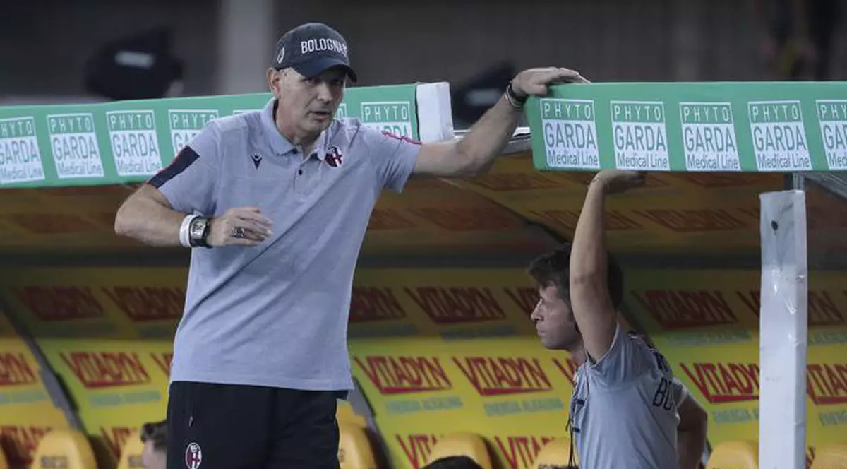 VIDEO / Bolnav de leucemie, Sinișa Mihajlovic și-a respectat promisiunea și a stat pe banca Bolognei după 40 de zile de chimioterapie