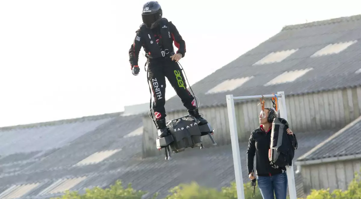 Franky Zapata, „omul zburător”, a traversat Canalul Mânecii pe flyboard