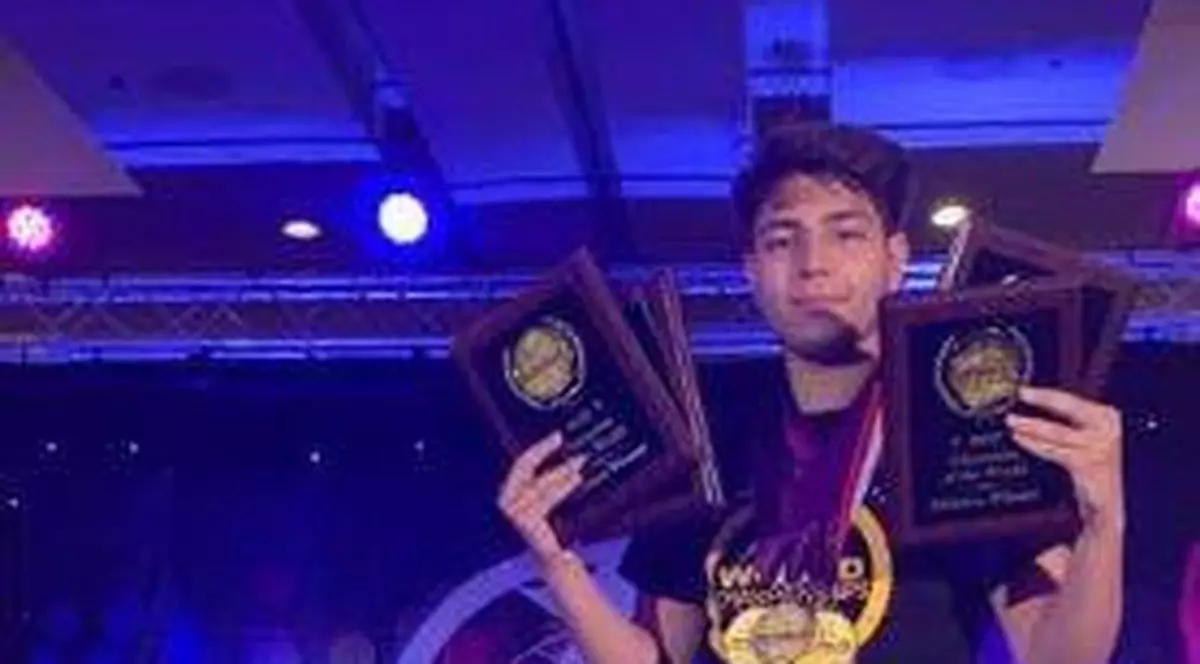 Un clarinetist a făcut furori în America, la World Championship of Performing Arts. Puștiul s-a-ntors acasă cu cinci medalii de aur!