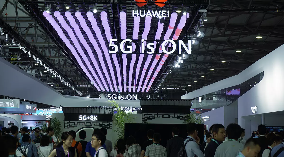 Huawei spune că susține anual economia României cu peste 200 de milioane de euro. Logo-ul Huawei și logo 5G