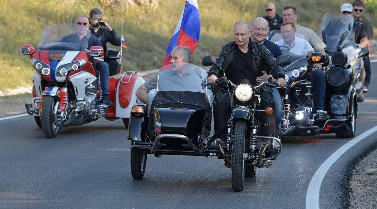 VIDEO | Vladimir Putin s-a plimbat cu motocicleta, împreună cu membrii clubului de motociclişti naţionalişti ruşi pro-Kremlin ”Lupii Nopţii”