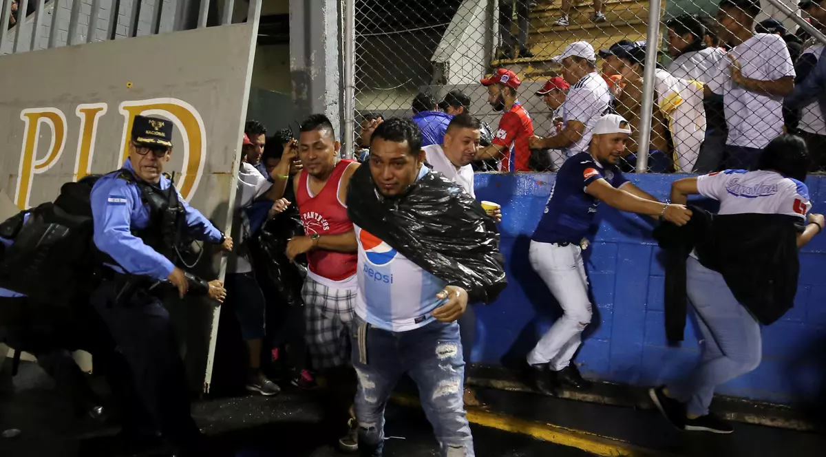 Trei oameni uciși în încăierarea dintre suporterii a două echipe de fotbal din Honduras