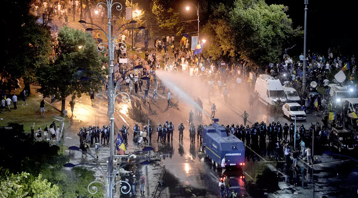 Stelian Tănase: Dacă scoate jandarmii pe străzi în ținuta asta de război, PSD-ul poate să închidă casa, cineva să stingă lumina