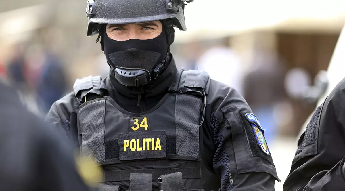Cazul Caracal scoate la iveală adevărata situație a Ministerului de Interne: o singură vestă de protecție la 5 polițiști, agenți lipsiți de antrenament și conducere pe pile