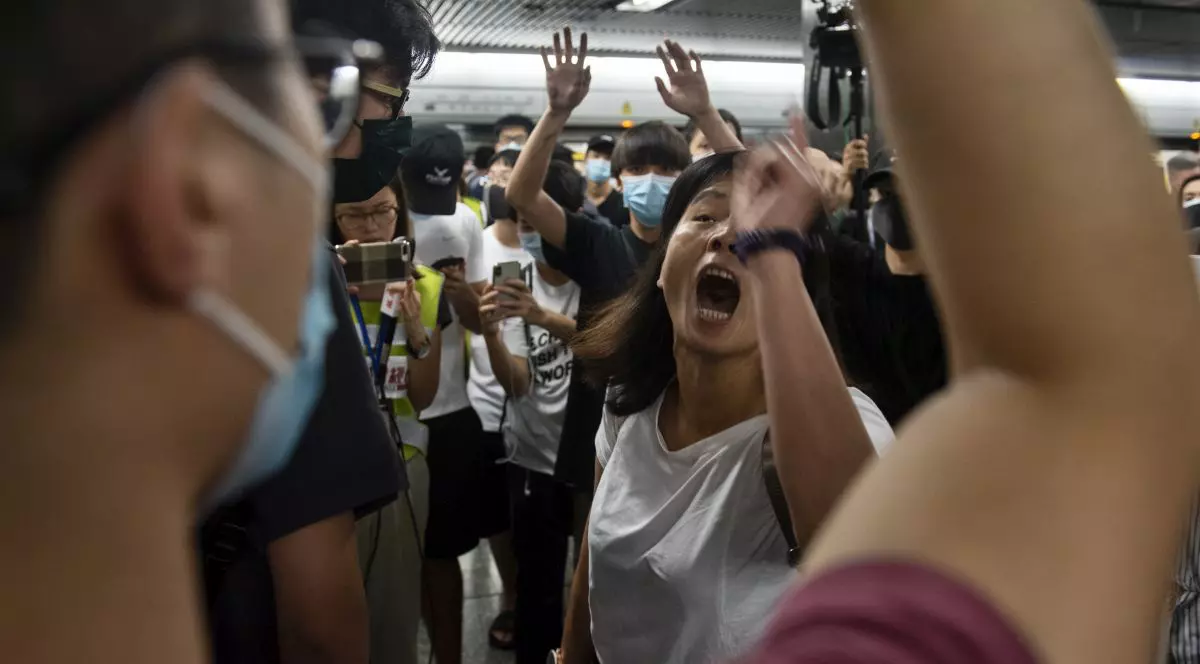 Hong Kong a intrat în grevă generală. Sute de zboruri anulate, iar metroul a fost blocat de manifestanți