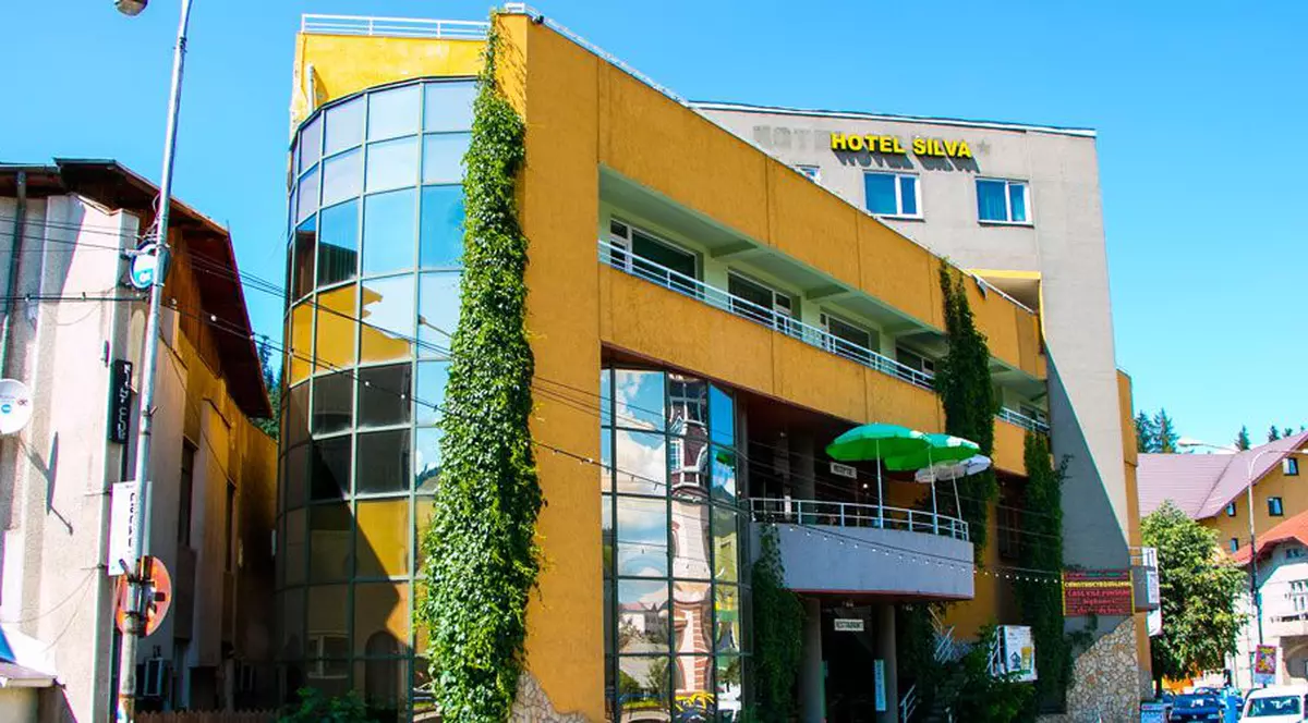 Un bărbat s-a urcat pe un hotel din Vatra Dornei și a amenințat că se sinucide. Cum a fost oprit să facă acest gest extrem