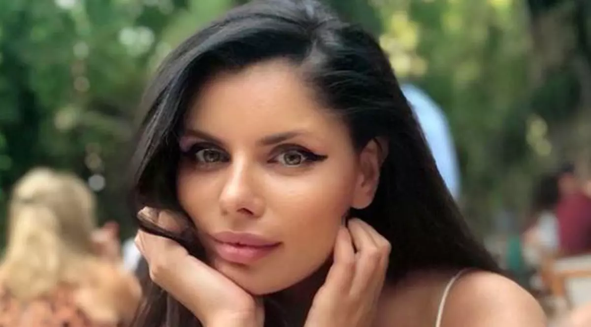 Ileana Lazariuc, superbă la piscină, în costum de baie
