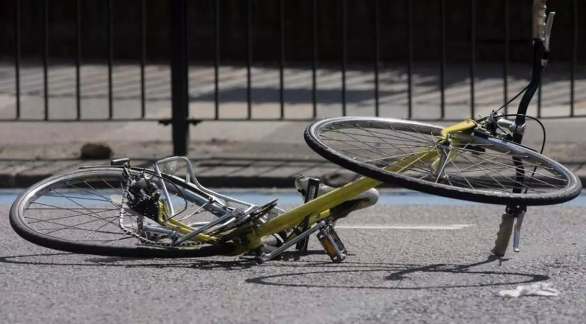 Un biciclist a murit pe loc, după ce a intrat cu mare viteză într-un cap de pod, în Neamţ