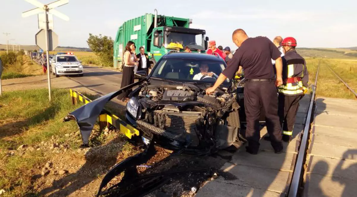Un cuplu care mergea la o nuntă a văzut moartea cu ochii. Mașina lor a fost spulberată de tren
