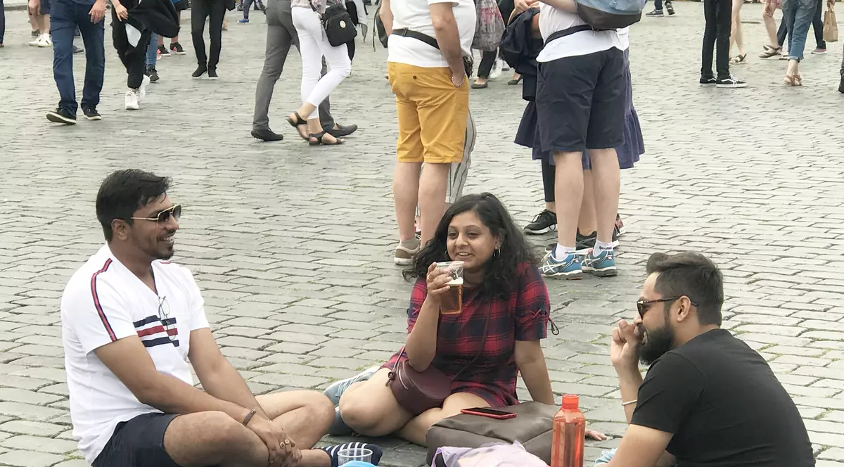 Turiștii din Praga nu mai au voie să bea alcool pe stradă. Riscă o amendă de până la 400 de euro