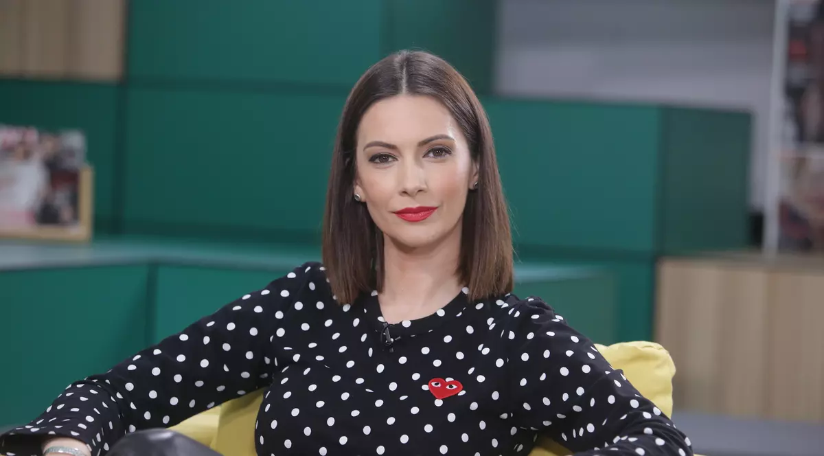 În „războiul” salariilor, câștigă Esca, dar la capitolul reclame, învinge Berecleanu! Producătorii de cosmetice se bat pe ea