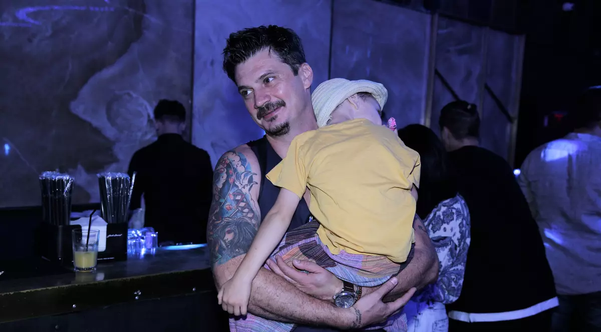 Emilian Oprea e tată „full time”! Actorul își ia copiii cu el la filmări și la evenimente mondene