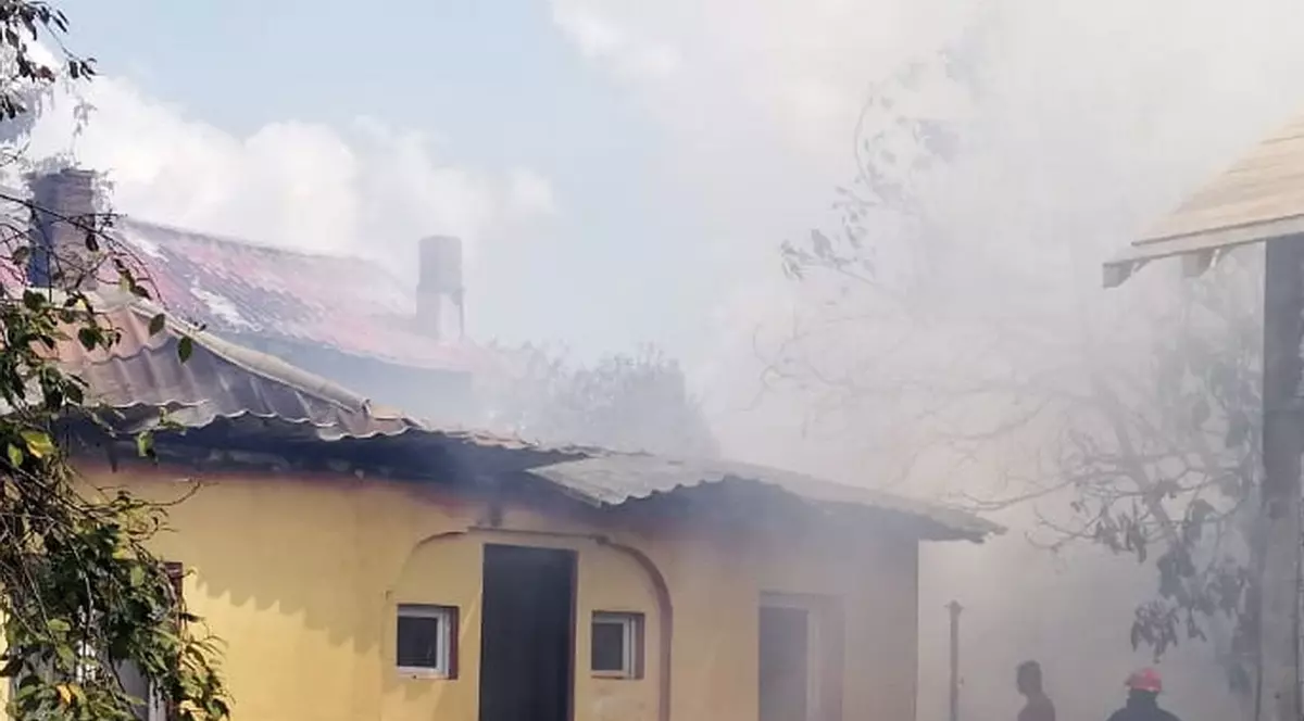 Un incendiu izbucnit la o casă din județul Dâmboviţa s-a extins la alte două locuințe din apropiere