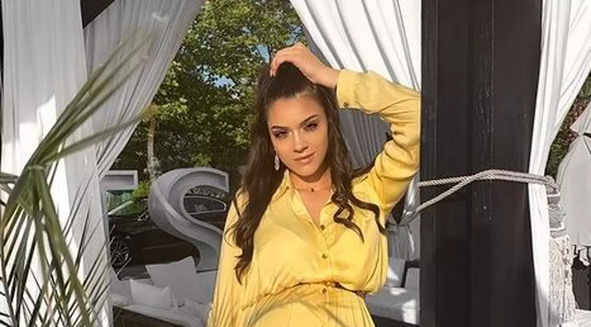 Fata lui Adi Minune a născut. Carmen Simionescu a adus pe lume o fetiță