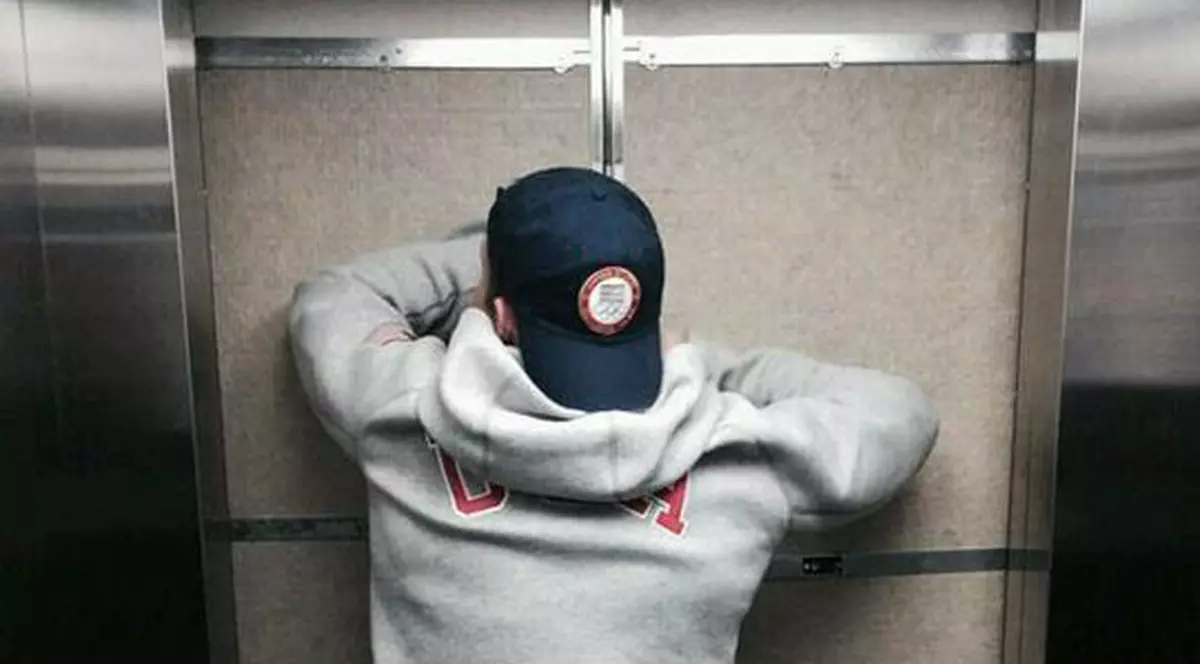 Un hoț român din Roma a avut un ghinion: a rămas blocat în lift și a fost arestat