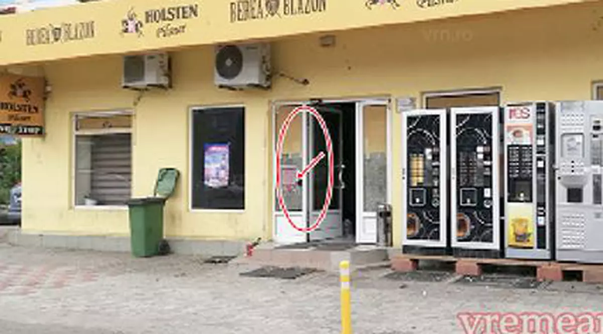 Un bărbat din Bârlad și-a dat pantalonii jos, supărat că vânzătorul n-a vrut s-l mai servească cu bere