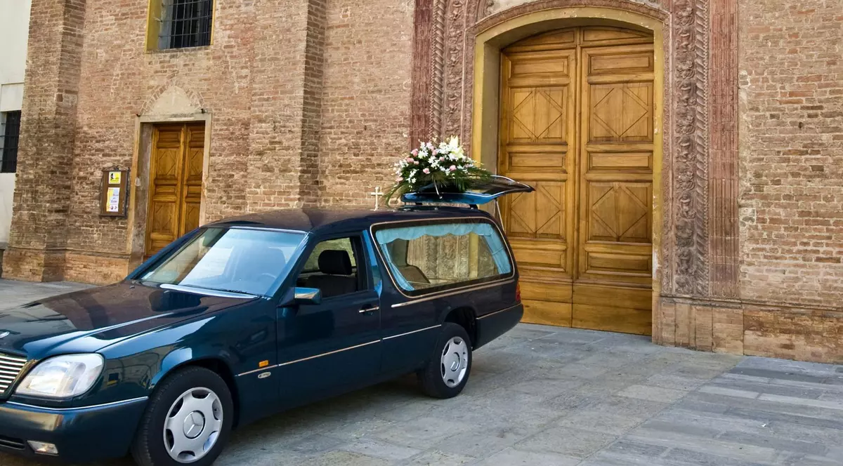 A ascuns 300 de kilograme de marijuana într-un sicriu dintr-un dric