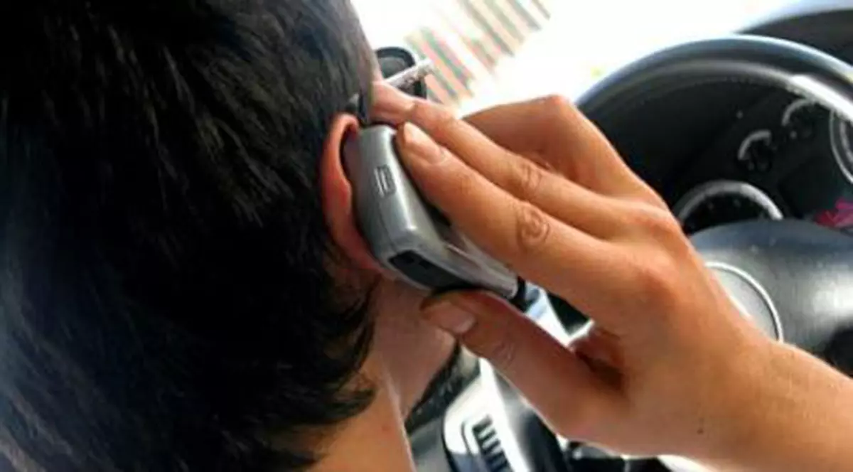 Un polițist a descoperit pe o autostradă un șofer care oprise ca să se joace pe opt telefoane simultan