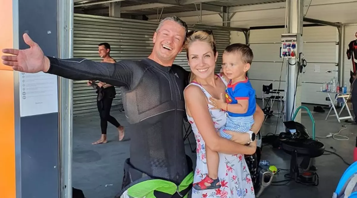 Ce mai face Moș Crăciunul ”cel tinerel și în ureche cu-n cercel” din videoclipul fetelor de la Andrè?