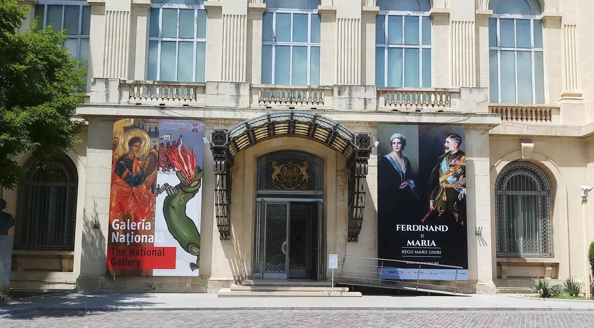 Unul dintre costumele purtate de Regina Maria a fost expus în premieră la Muzeul Naţional de Artă al României