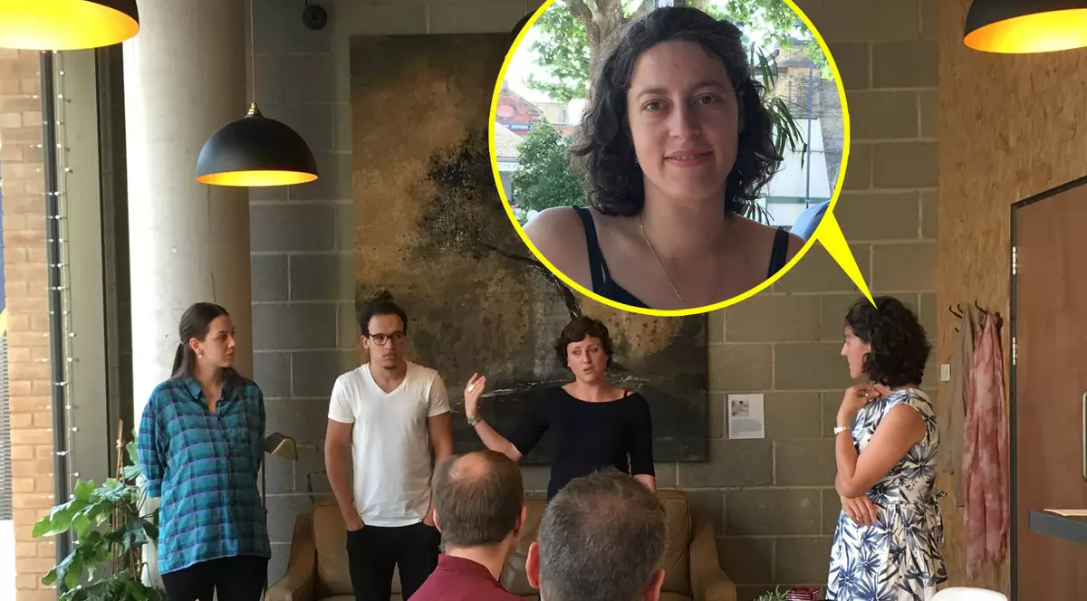 O româncă scrie povești foileton pentru o cafenea din Londra. Atrași de poveștile Nanei Năforniță, clienții revin până află finalul