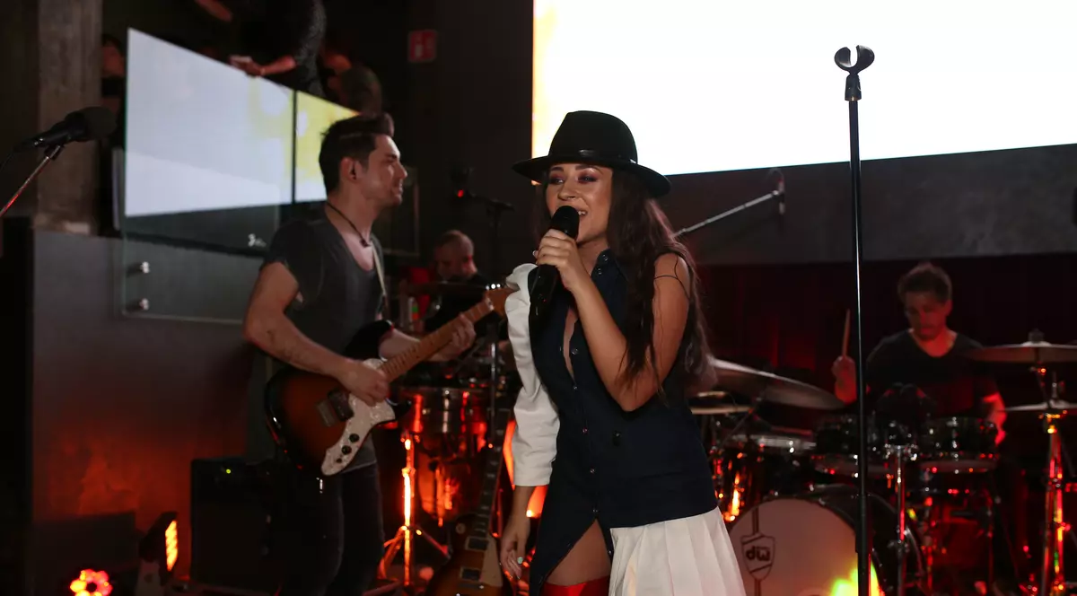 Nicole Cherry și Shift au filmat într-o carieră de piatră un clip care pare făcut în străinătate. Secretul: au folosit imaginile unor vloggeri