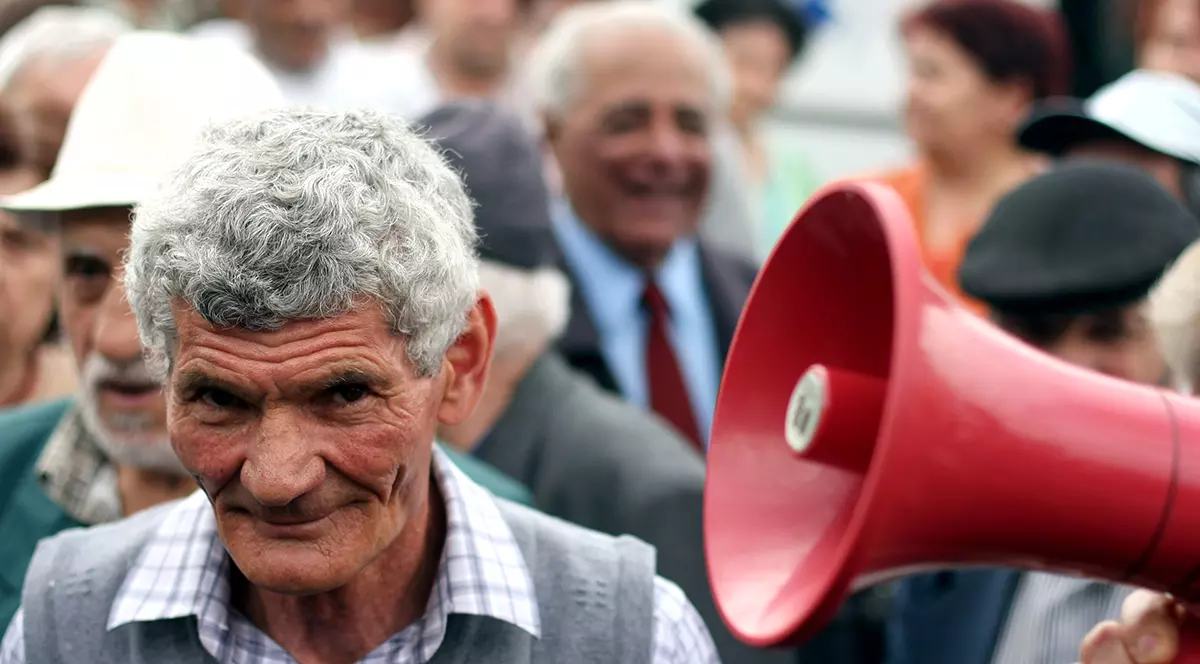 Ce se schimbă pentru pensionari de la 1 septembrie. Pensiile cresc cu 15%, iar indemnizația socială pentru pensionari se majorează cu 64 de lei și ajunge la 704 lei