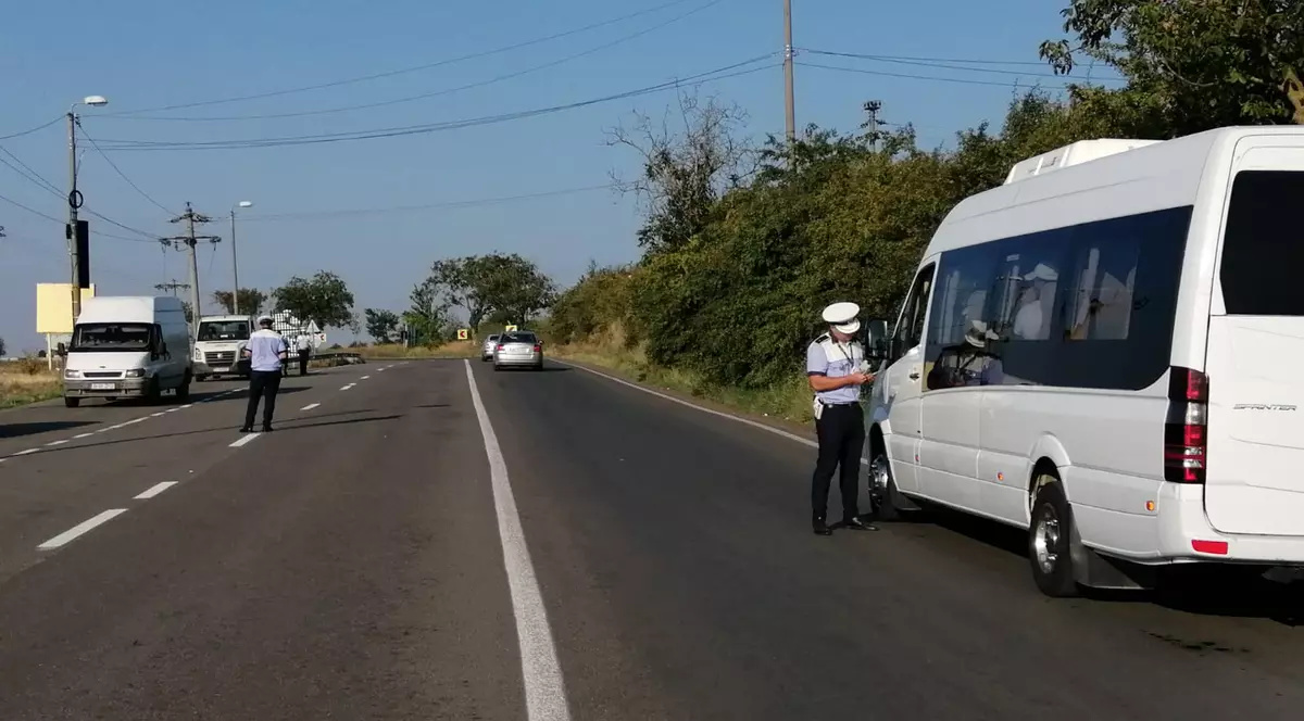 Pirații rutieri din toată țara, verificați de polițiști. Sute de mașini, descoperite că făceau transport ilegal de persoane